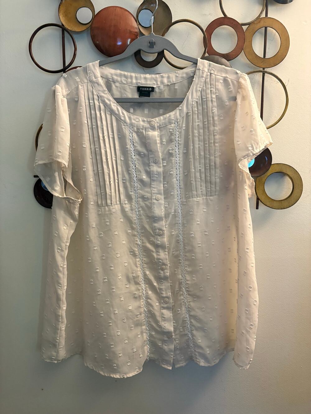 Women’s torrid 1 (1x) off white button up shirt